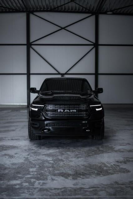 Ram 1500 4 x 4 l crew cab limited 10th anniversary l lpg l panoramadak l he