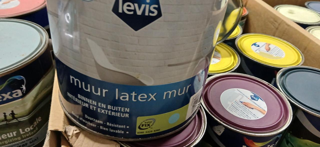 Diverse kleuren muurverf in 1 en 2.5ltr blikken in 1koop 75ltr voor 60euro