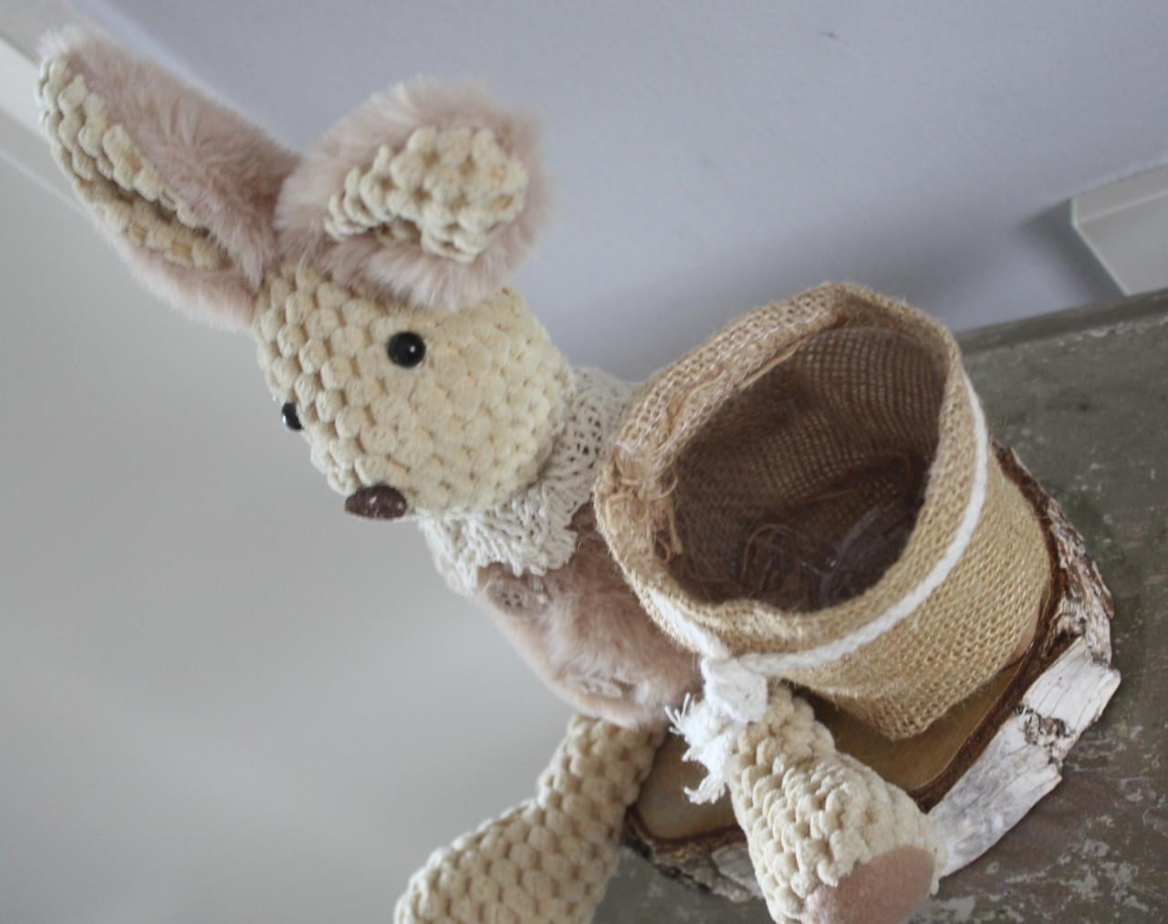 Konijntje met bloempotje voor klein plantje