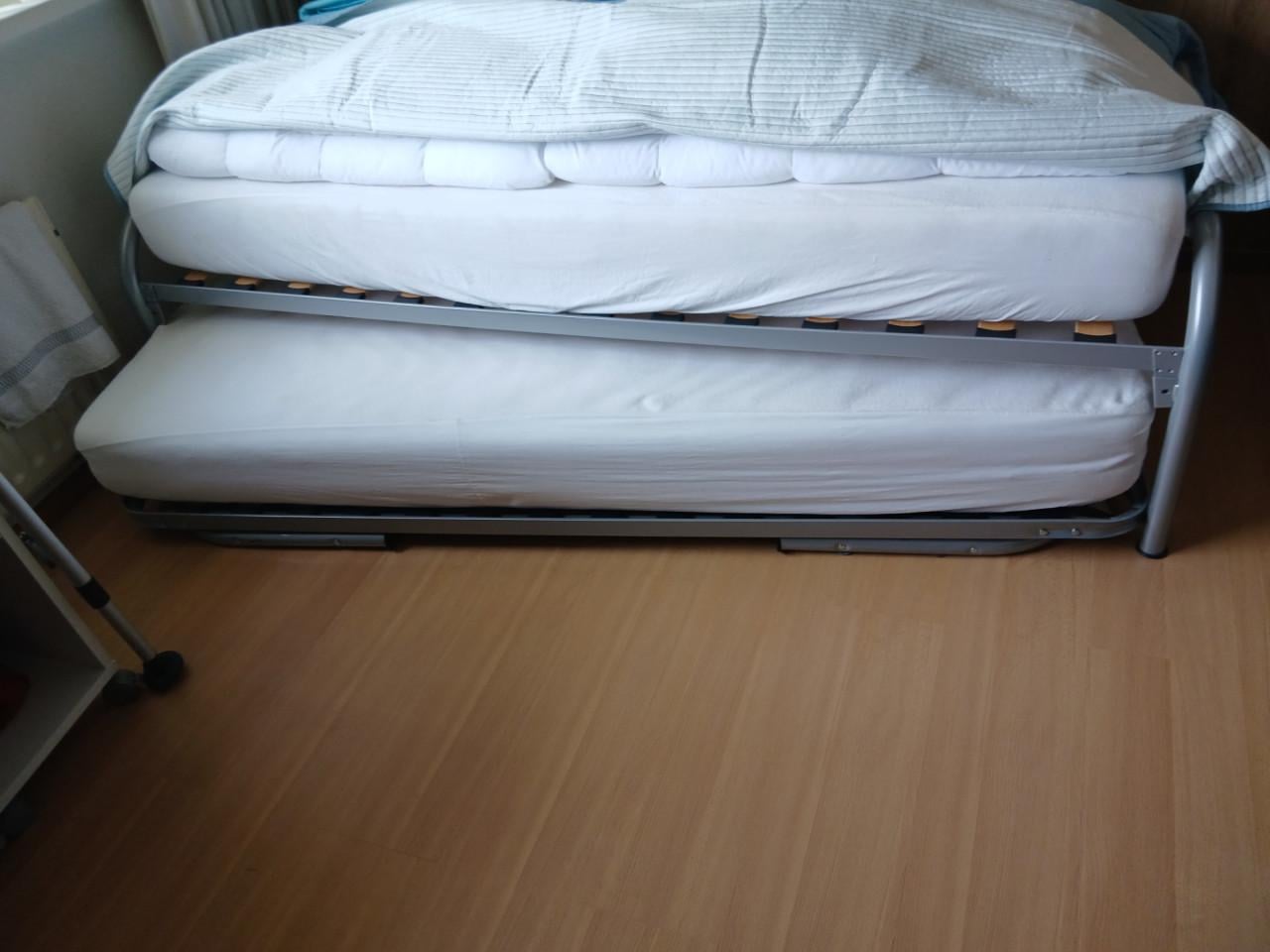 Stel onderschuif bedden dus 2 x van 200 x 90 cm  Matras 20 cm dik