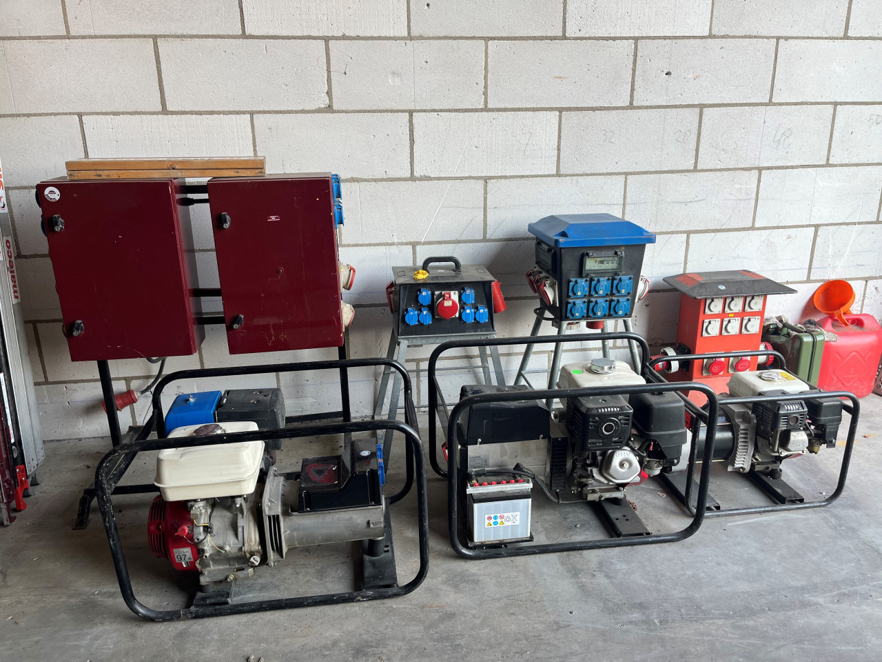 TE HUUR: Kachels, heaters, warmteblowers, bouwdrogers en aggregaten!