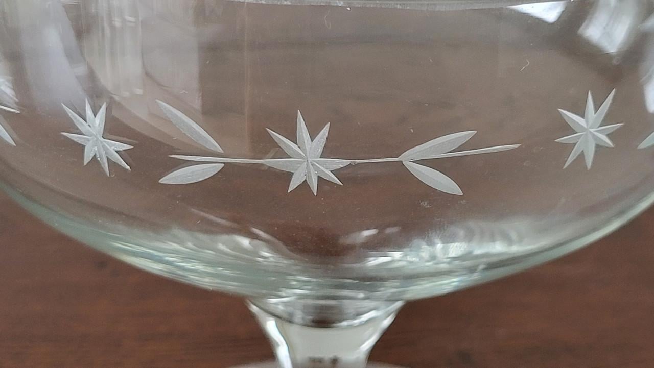 Gegraveerd kristallen schaaltje op voet dia 15 cm