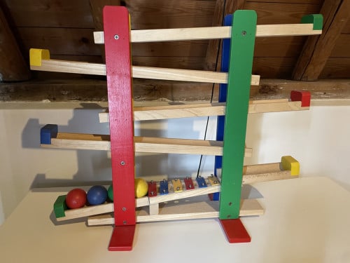 Te koop: houten knikkerbaan