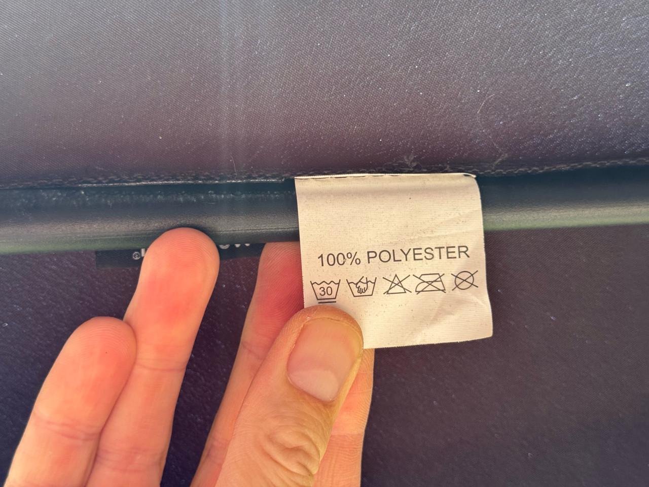 Zwarte Madison zweefparasol met beschermhoes en stevige parasolvoet
