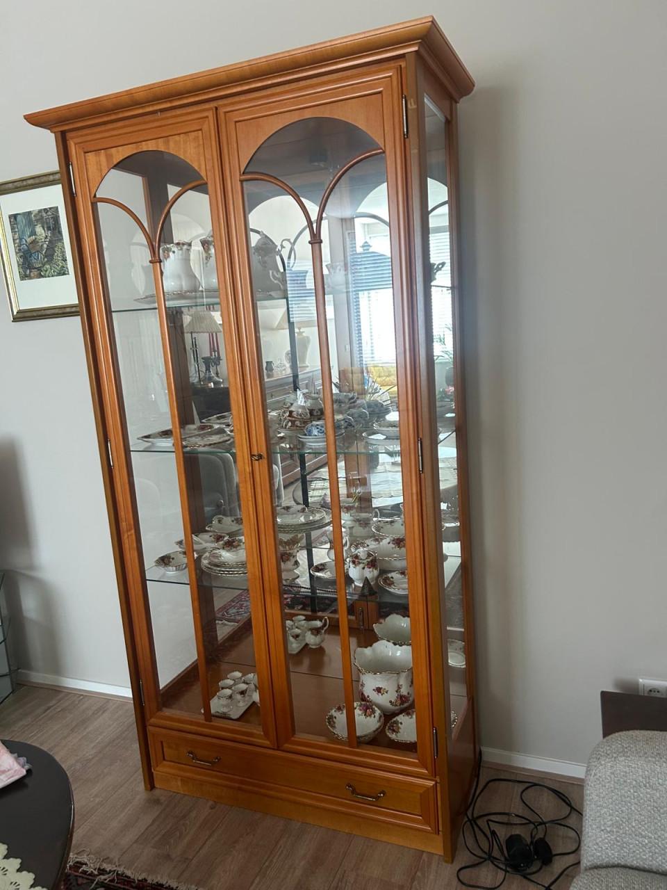 Mooie vitrine kast 2 deuren
