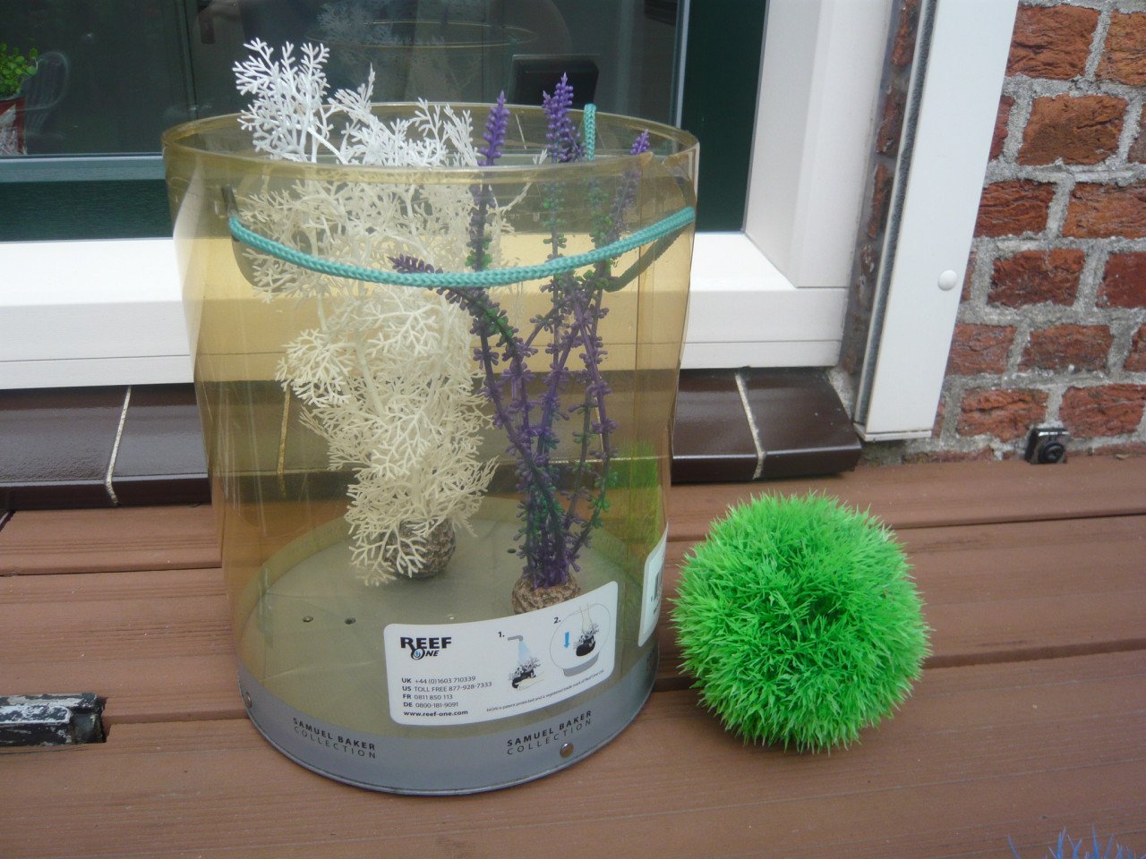 Aquarium ornament en kunst planten.