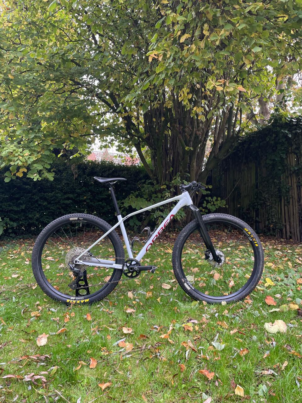 Orbea alma h30 met carbon voorvork en dt swiss wielen