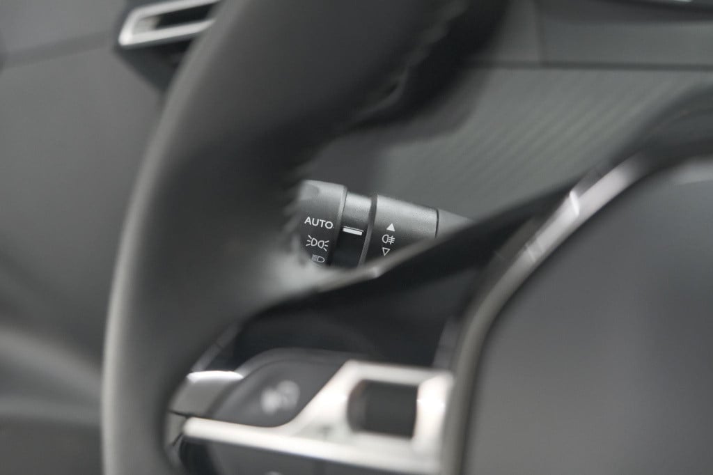 Peugeot 208 puretech 100 active | parkeersensoren | navigatie | apple carpl