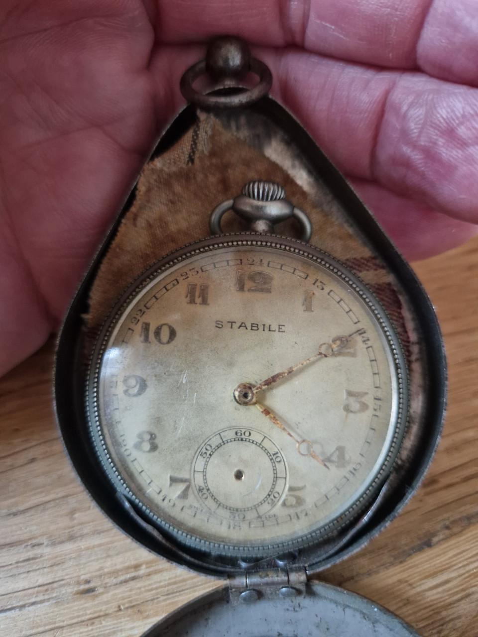 ANTIEK ZILVEREN HORLOGE (in houder)