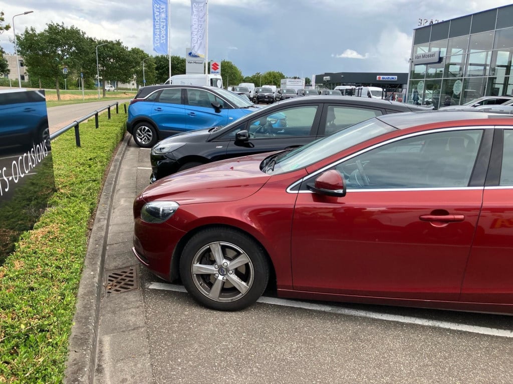 Volvo V40 2.0 t3 momentum | panoramadak | navigatie | cruise control | trek