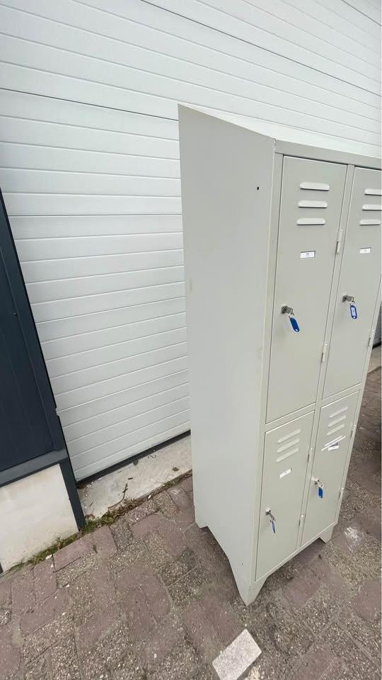 Overtoom lockerkast kluisjes