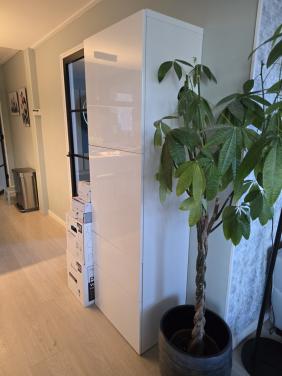 Twee kasten van Ikea hoogglans wit met petrol