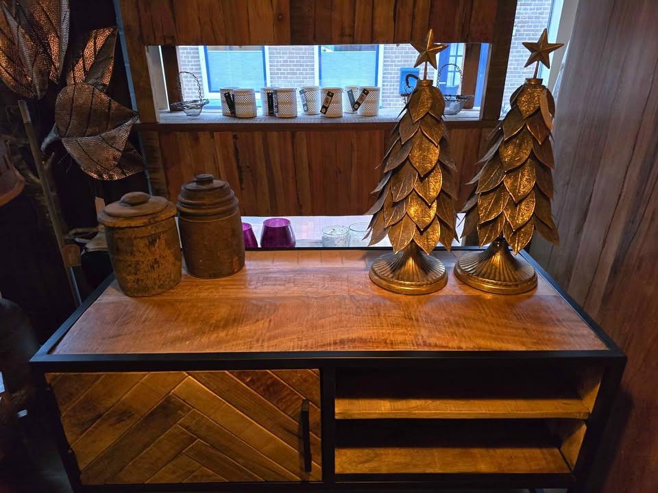 DECO, VERLICHTING, BANKEN, STOELEN, TAFELS, 3Z FACTORY ARNEMUIDEN HEEFT HET