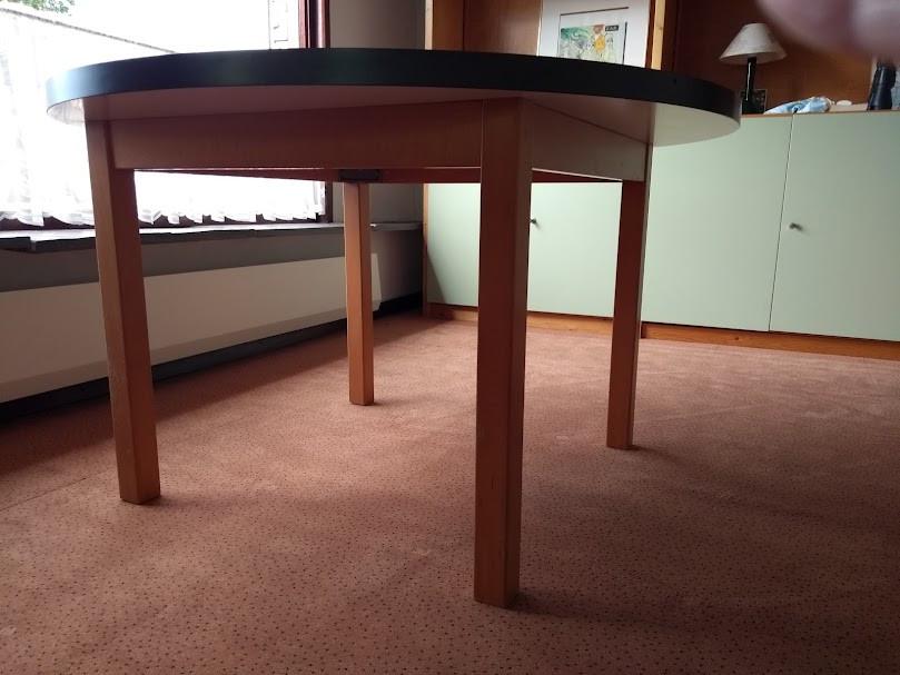 Tafel en stoelen