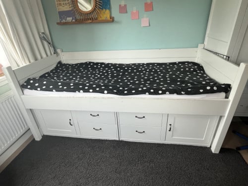 Bed met opbergruimte