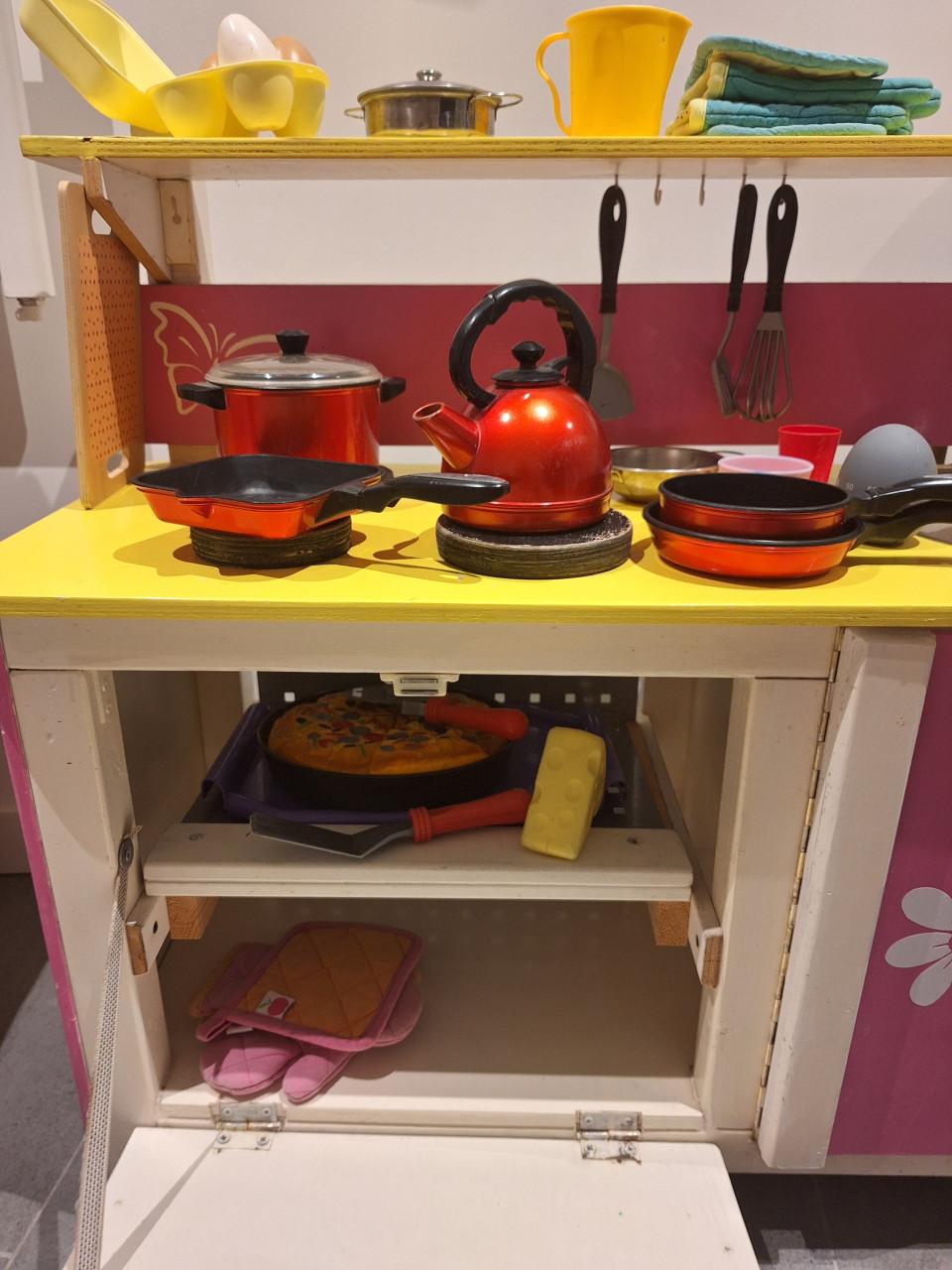 Leuke speelkeuken met echt afvoer en kraan