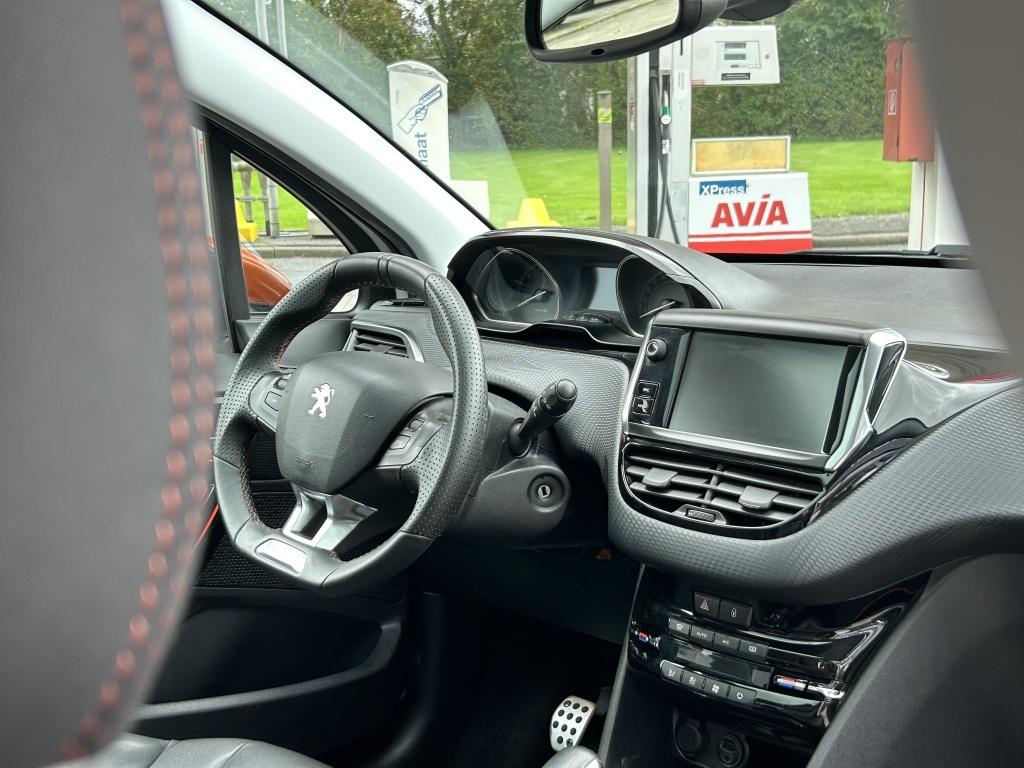 Peugeot 208 1.2 puretech 110pk 5d roland garros apple carplay | navigatie |