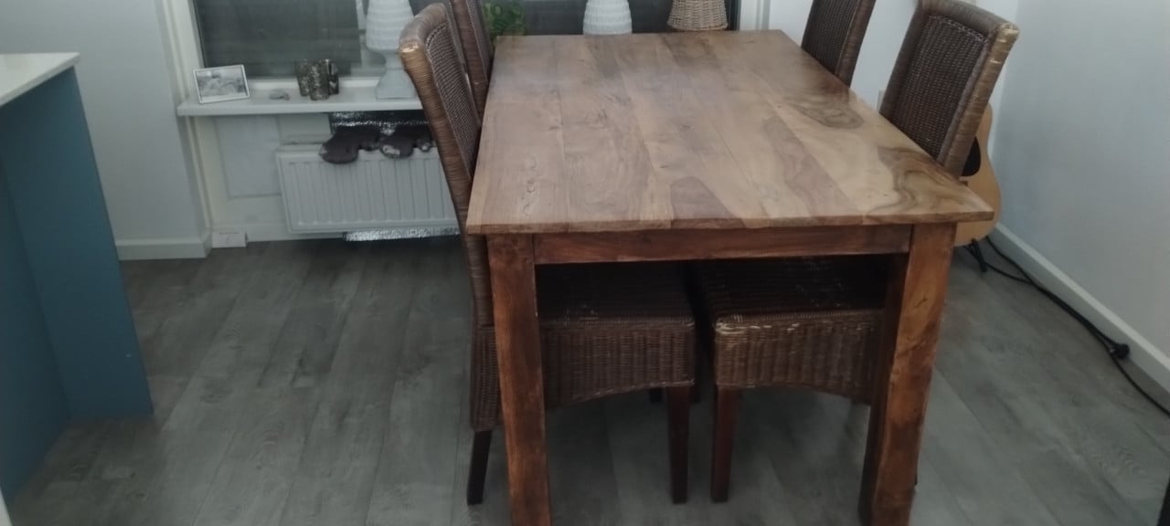 Eetkamertafel  hout 4 à 6 personen