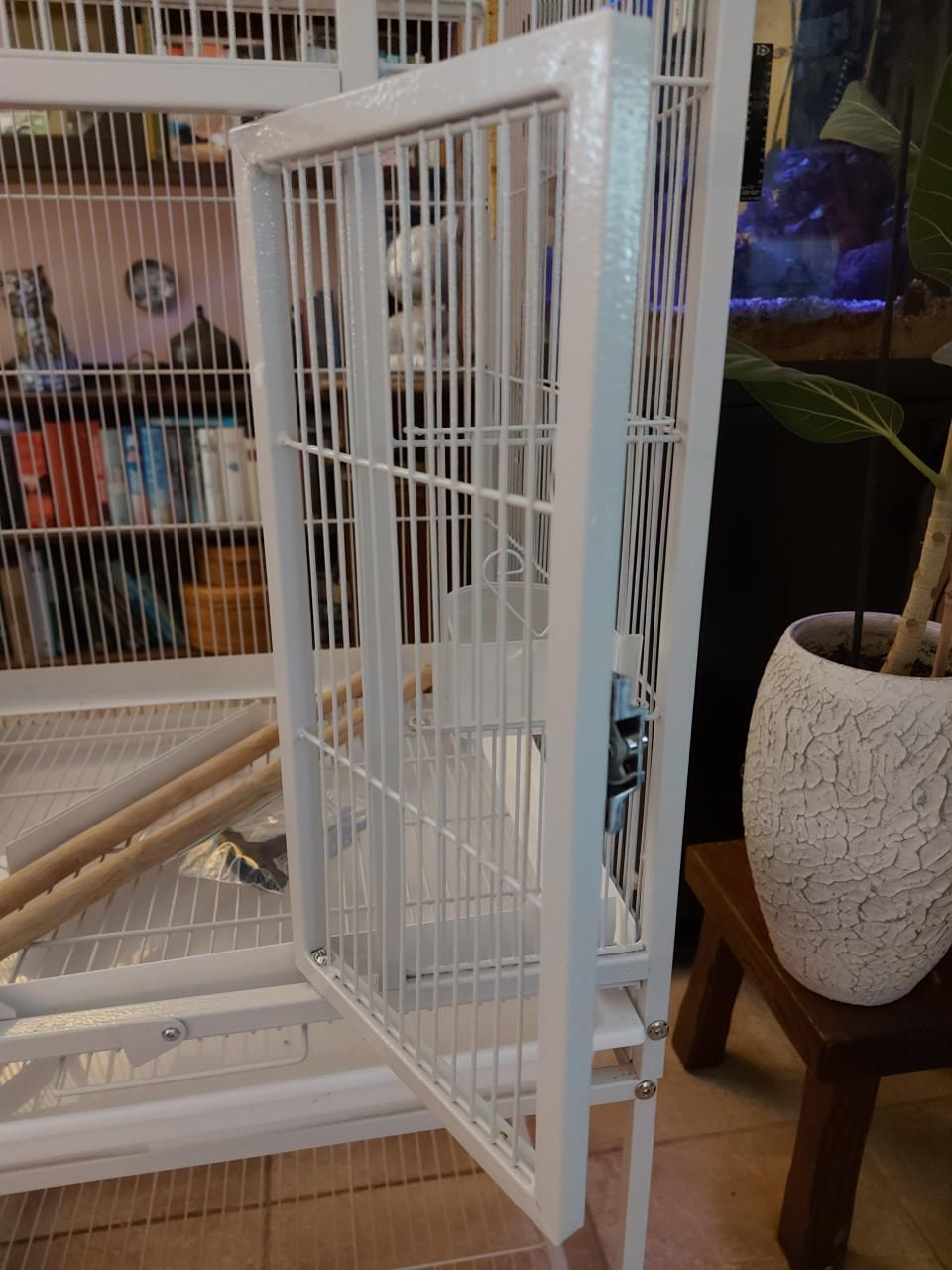 Mooie stevige verrijdbare vogelkooi