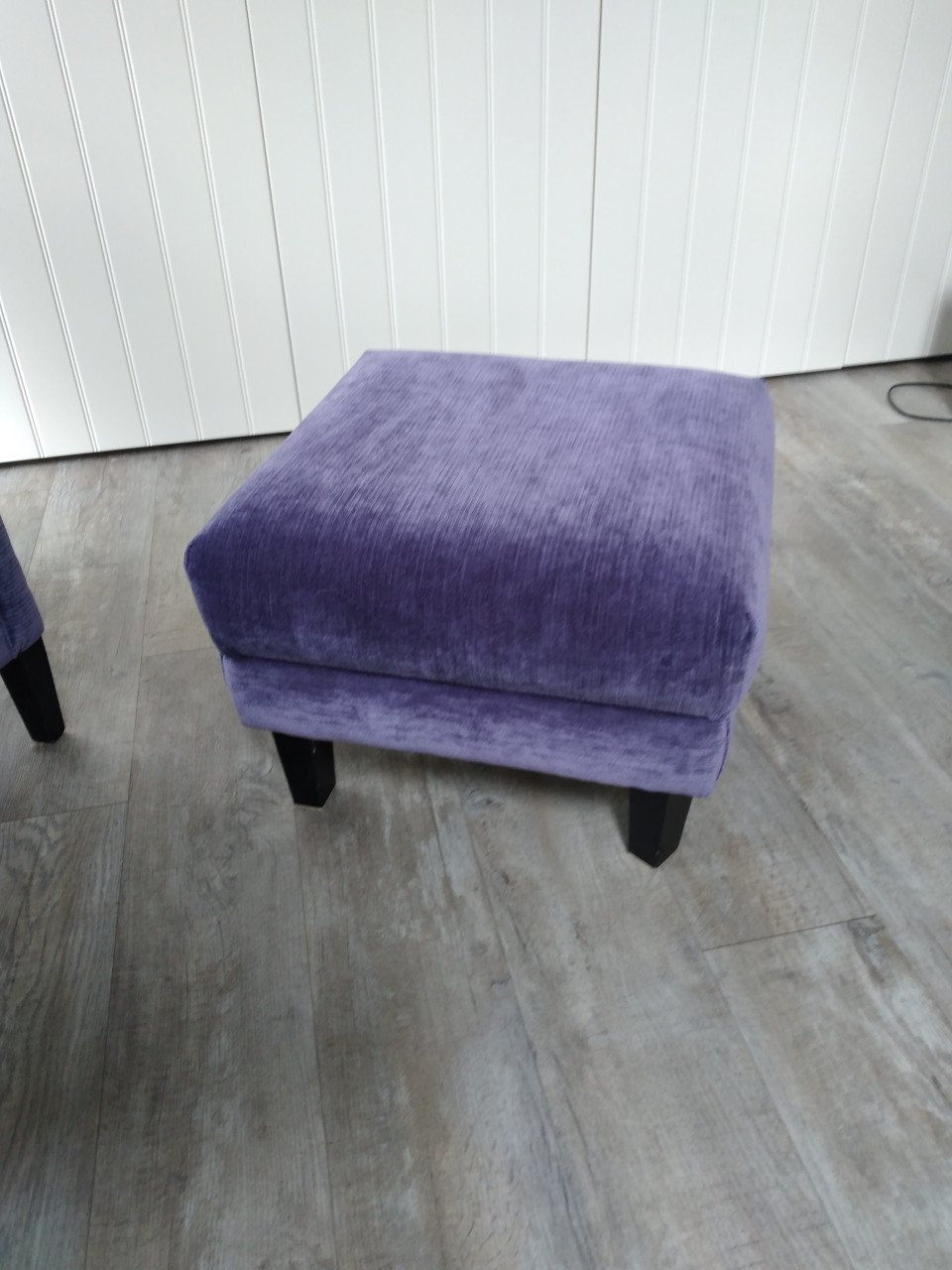 Klassieke originele Chadderton oorfauteuil met hocker