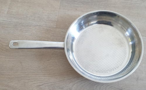 Koekenpan RVS in prima staat 25 doorsnede, met dikke bodem