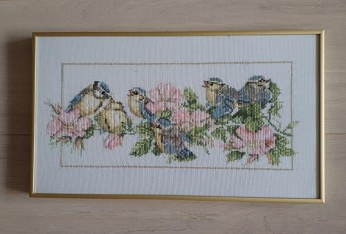 Schilderij geborduurde pimpelmeesjes en bloemen