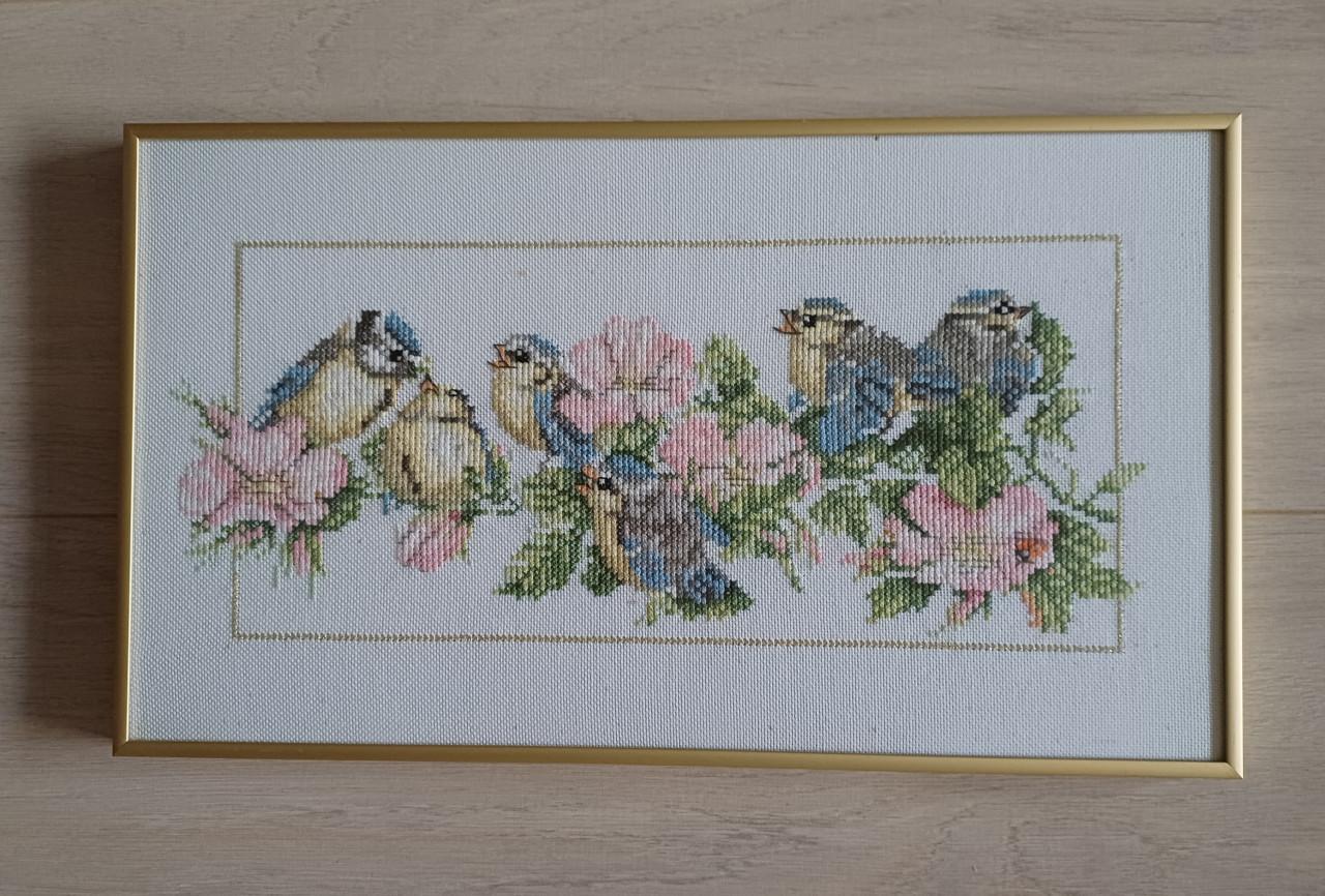Schilderij geborduurde pimpelmeesjes en bloemen