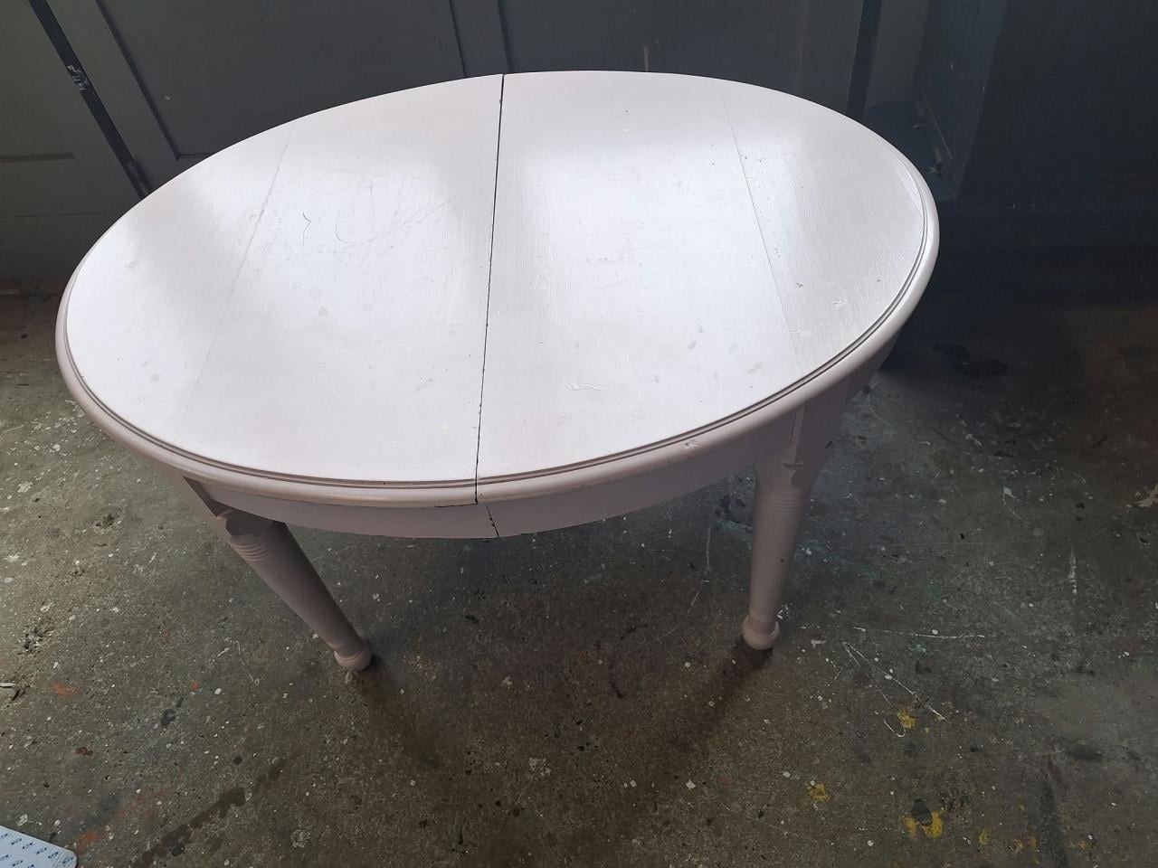 Ovale hardhouten tafel