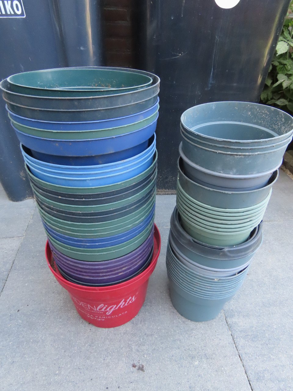 Ruim 50 plastic bloempotten