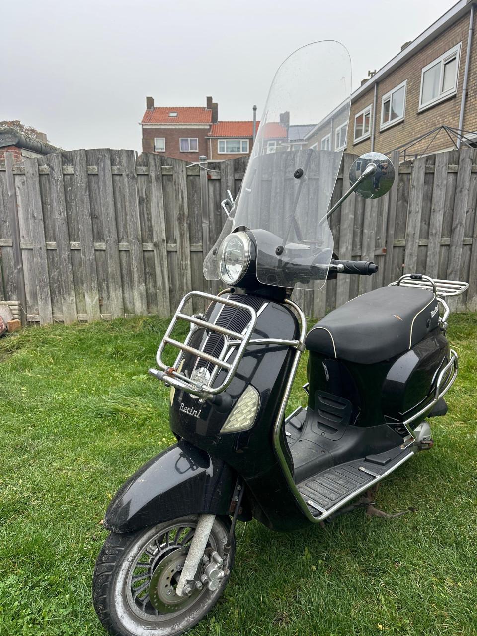 Zwarte scooter Berini Napoli 2- incl. valbeugels en windscherm