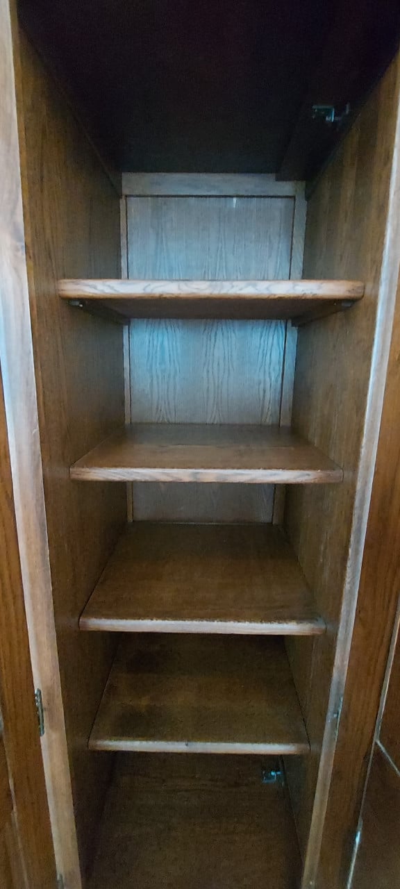 Donker eiken kledingkast