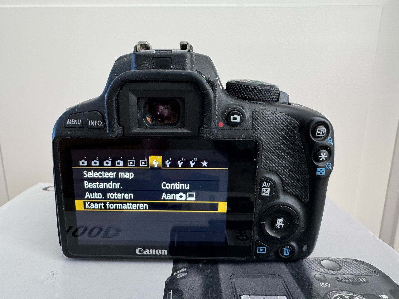Canon EOS100D camerabody+lader+4 accu’s+cover+strap+doos