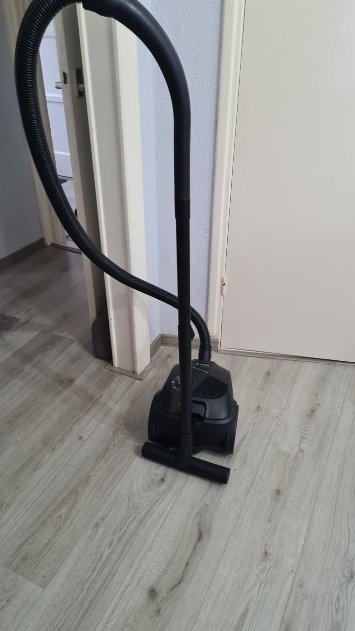 Stofzuiger merk BOSCH met zak-220V-600W-Type VCBS550V20
