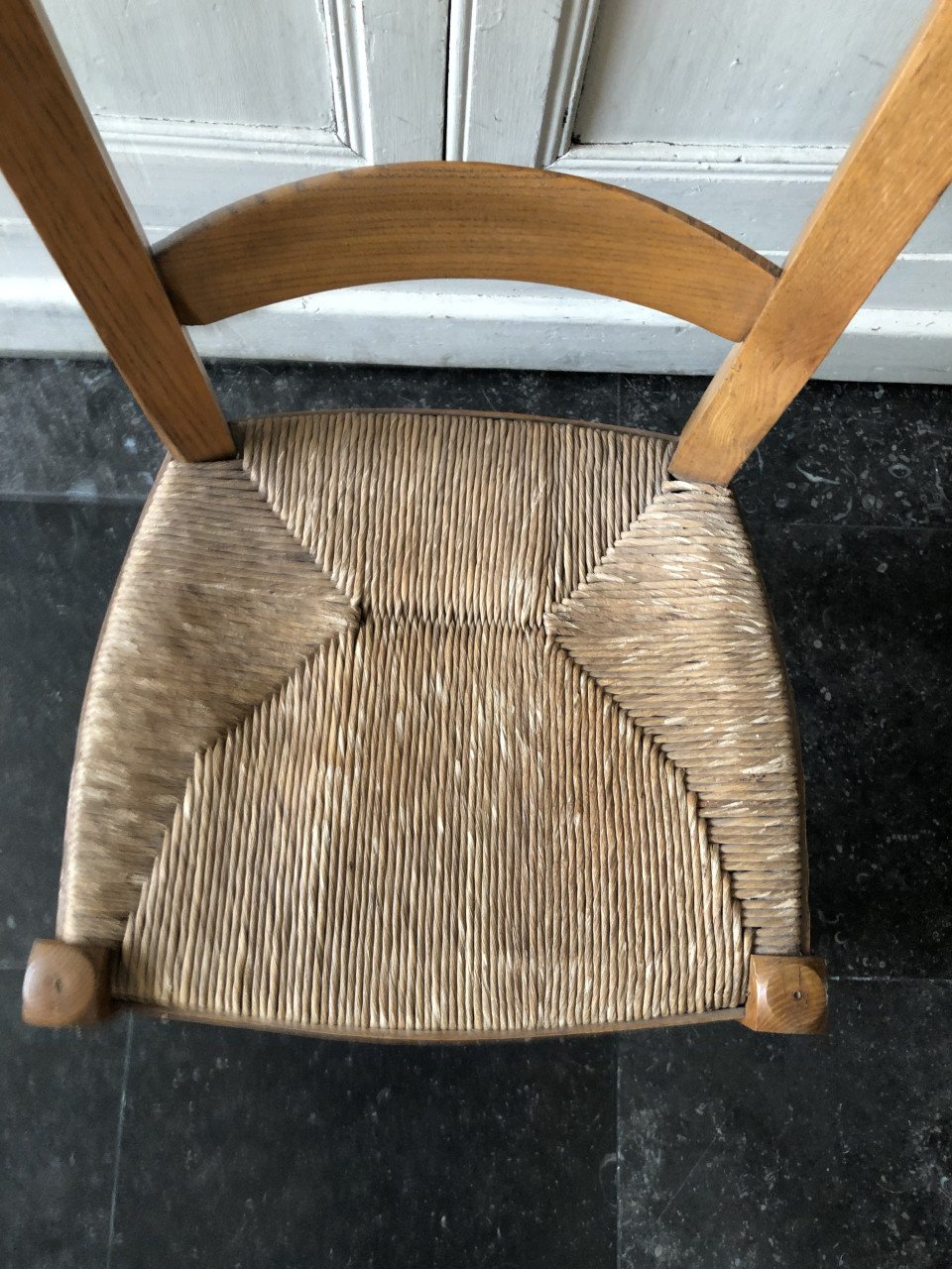 Lief oud brocante kerk/bidstoeltje met biezen zitting en liedboek houder