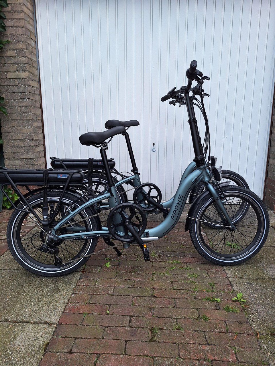 Twee electrische Raaks vouwfietsen