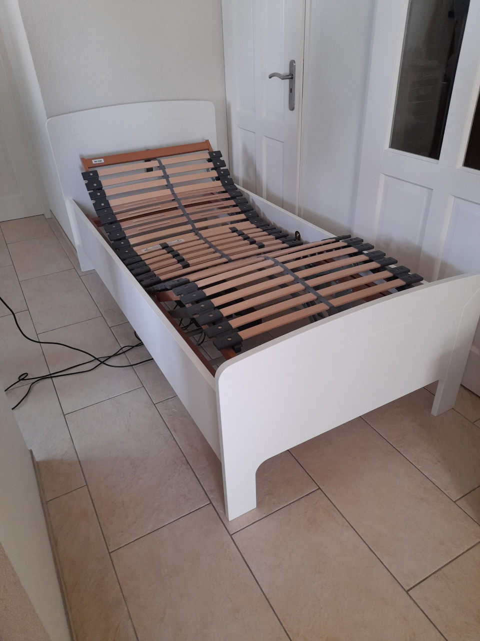 Zeer stevig elektrisch verstelbaar 1P. bed 90 x 200 (in goede nette staat)