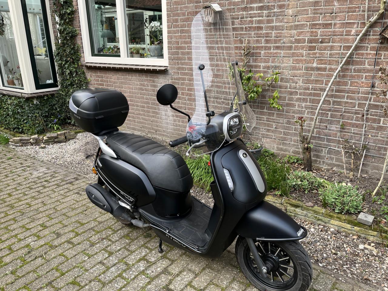 Scooter Kymco 4 takt (geel kenteken) Bijna nieuw. Veel opties.