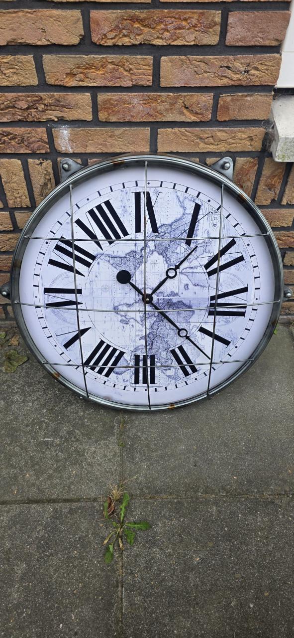 Grote industriële wandklok met wereldkaart – Ø 60 cm