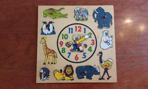 Puzzel van hout met klok