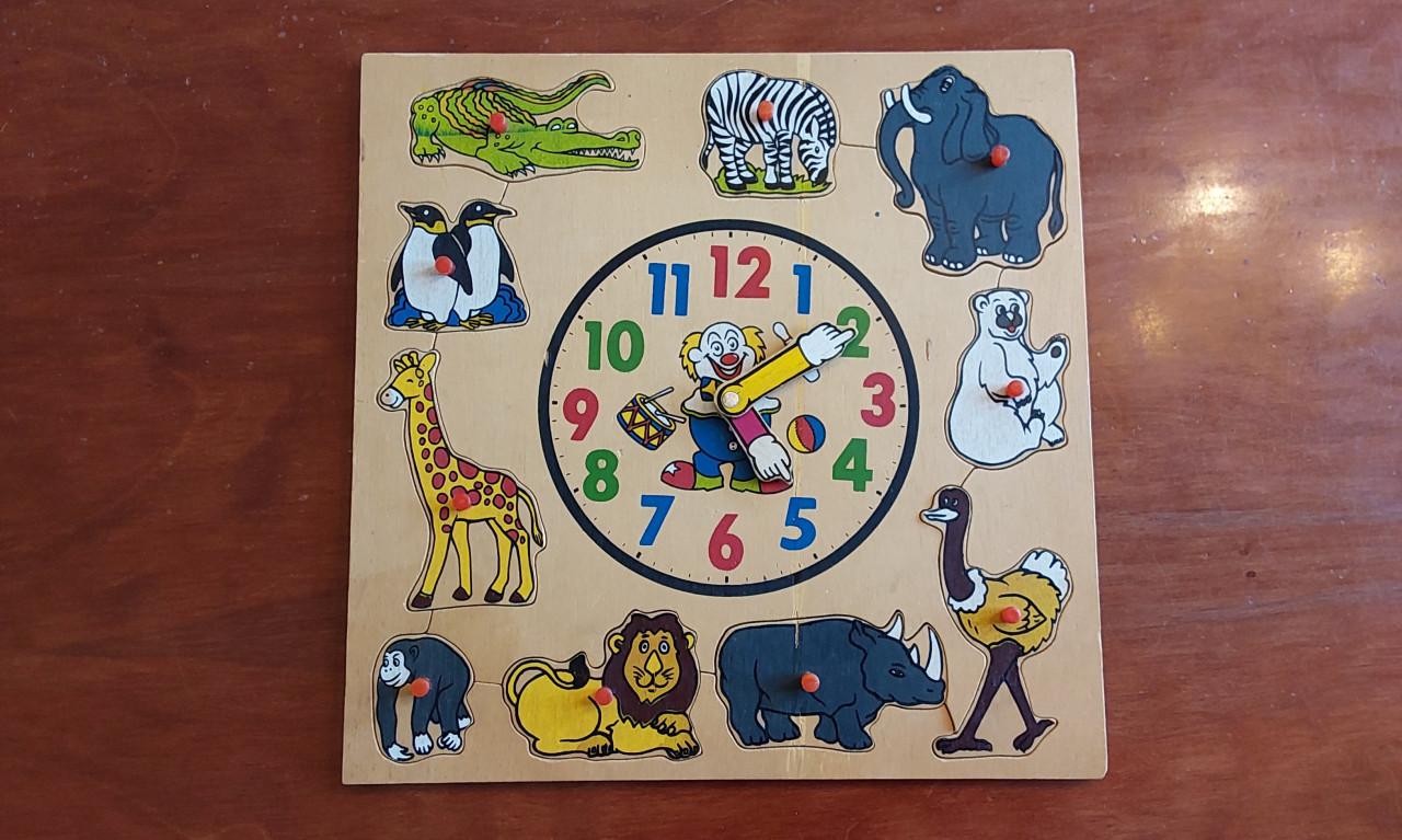Puzzel van hout met klok
