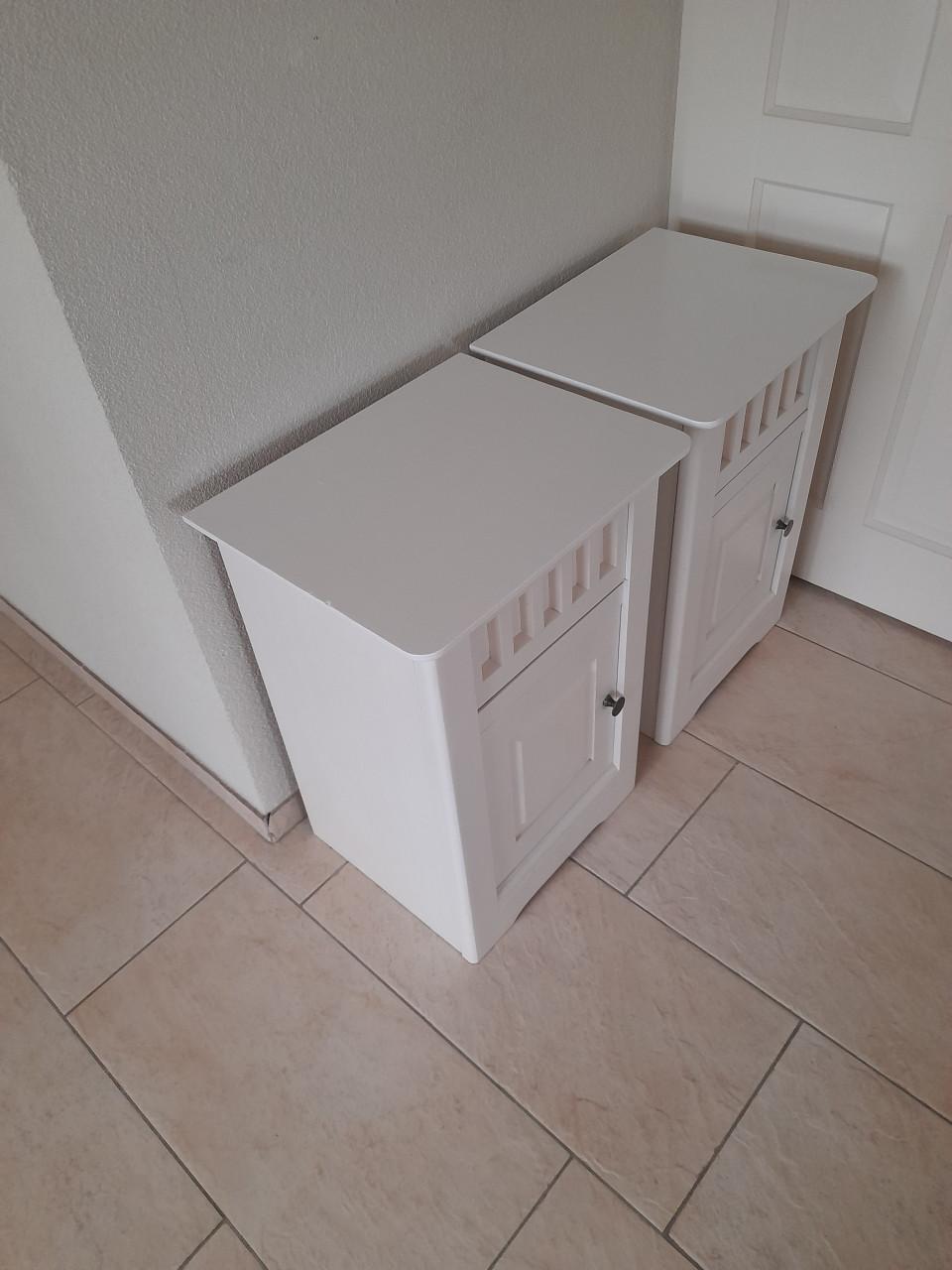 2 Massief houten nachtkastjes (in goede staat )