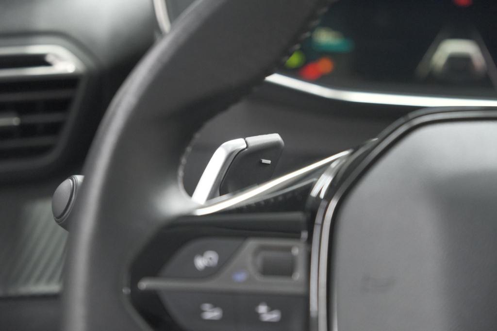 Peugeot 208 puretech 100 eat8 allure | camera | navigatie | apple carplay |