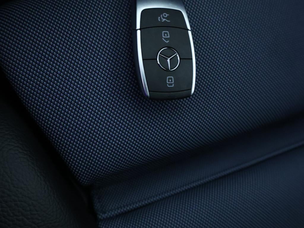 Mercedes-Benz Eqc 400 4matic luxury line 80kw | panoramadak | stoelverwarmi