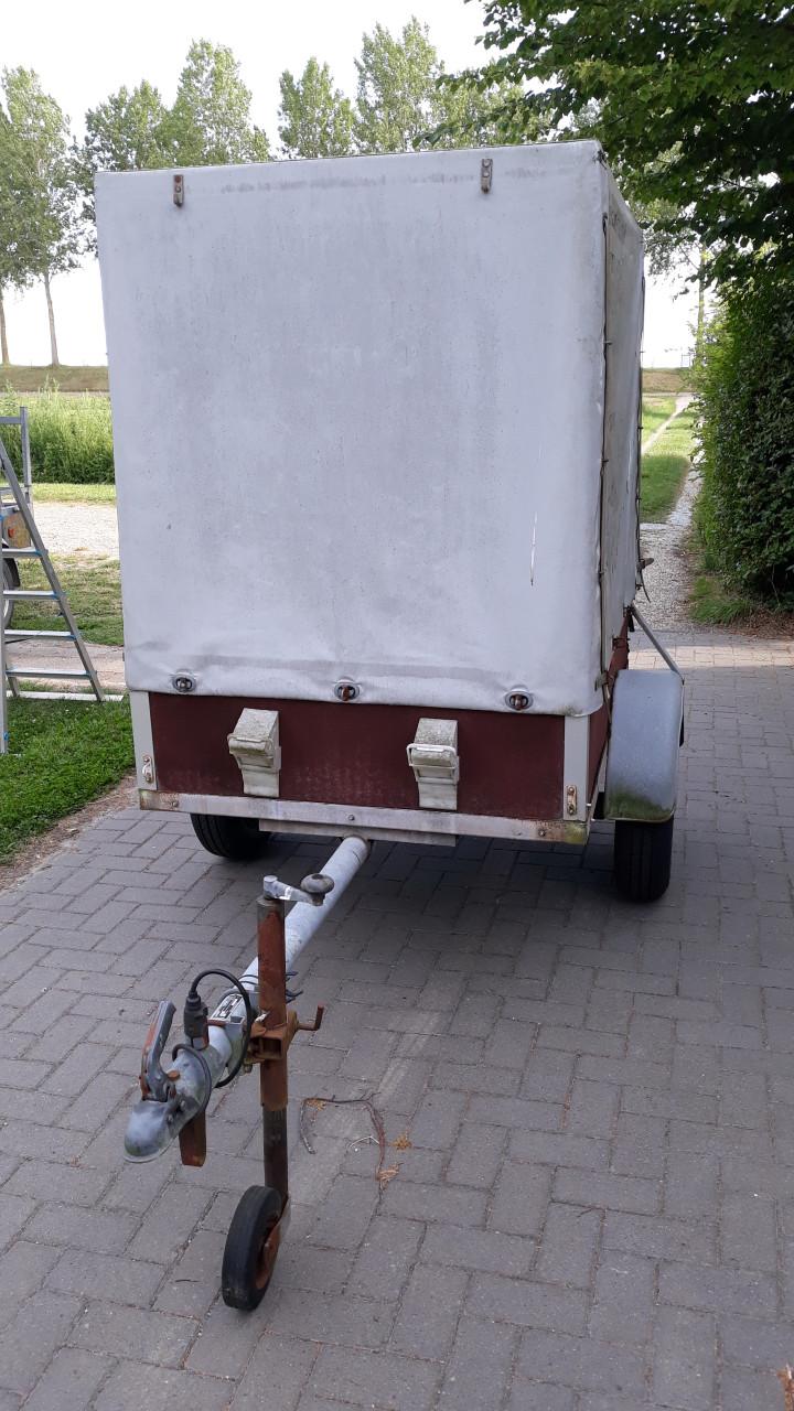 Aanhanger met huif.