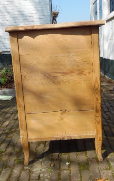 Antiek kastje grenenhout