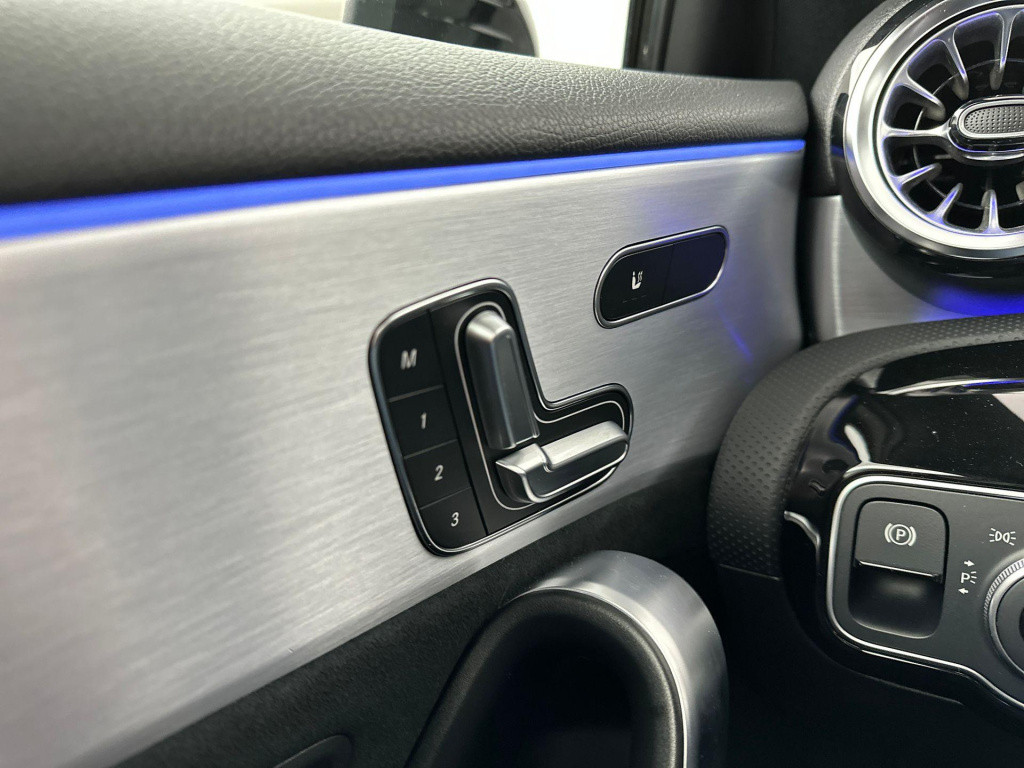 Mercedes-Benz A-Klasse 180 amg pano sfeer keyless camera btw