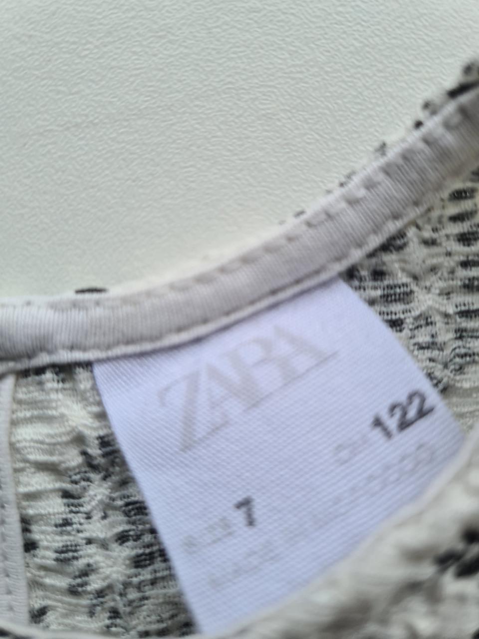 Ecru, wit met zwarte wijde jurk van Zara Maat 122