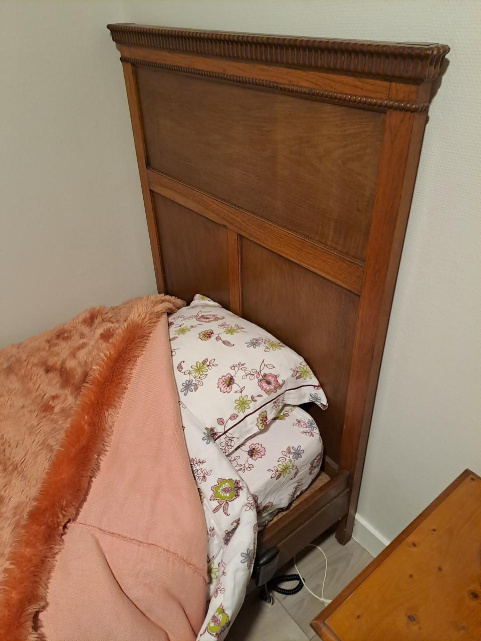 Bed, kledingkast en 2 nachtkastjes