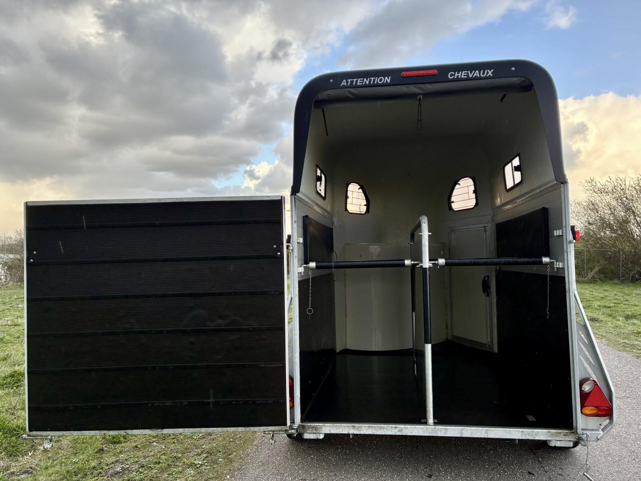 2 paards aluminium Cheval Liberte met zadelkamer en klep/deur