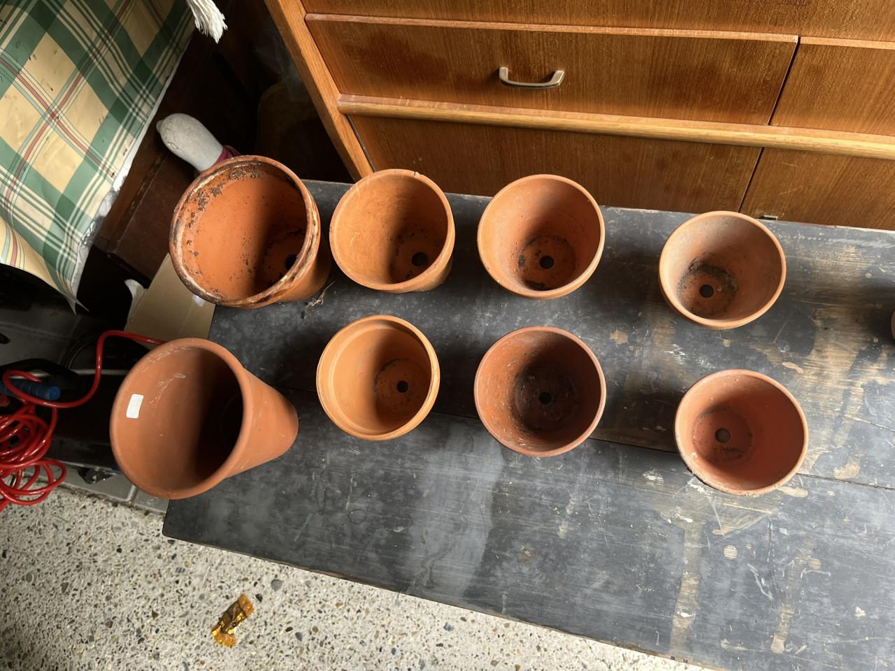 8 Tarracotta bloempotjes